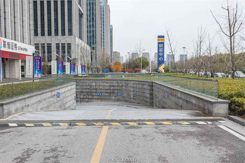 地下停车场入口